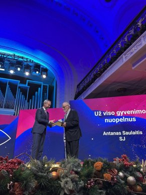 2024 metų Globalios Lietuvos apdovanojimas „Už viso gyvenimo nuopelnus“ įteiktas kunigui Antanui...