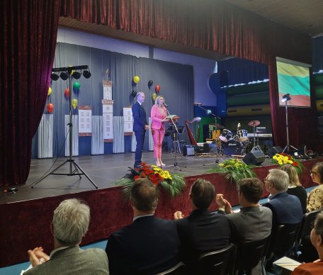 Ministras K. Budrys pasveikino Vasario 16-osios gimnaziją veiklos jubiliejaus proga 