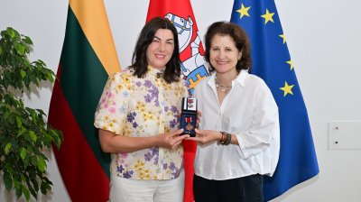 Viceministrė A. Plepytė apdovanojo labdaros organizacijos „Airijos lietuviams rūpi“ įkūrėją R. Mockę